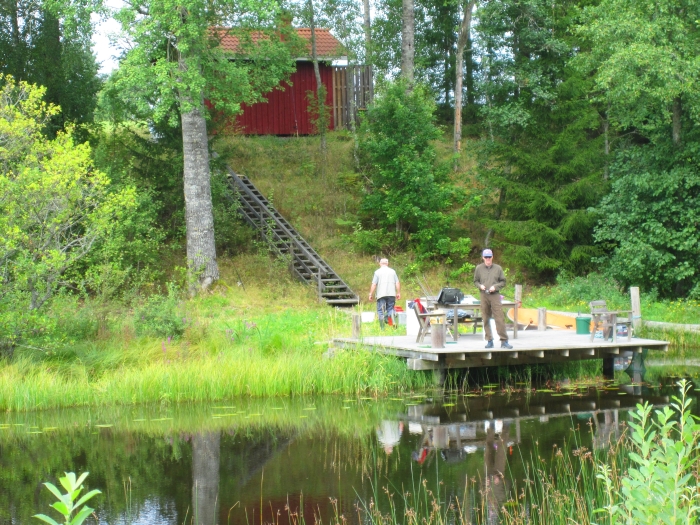 Terrasse und Grillplatz am Wasser. Terrasse und Grillplatz am Wasser.